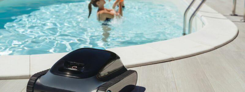 Poolroboter am Beckenrand mit spielender Mutter und Kind im Wasser – Symbolbild fuer komfortable und sichere Poolpflege im Familienalltag