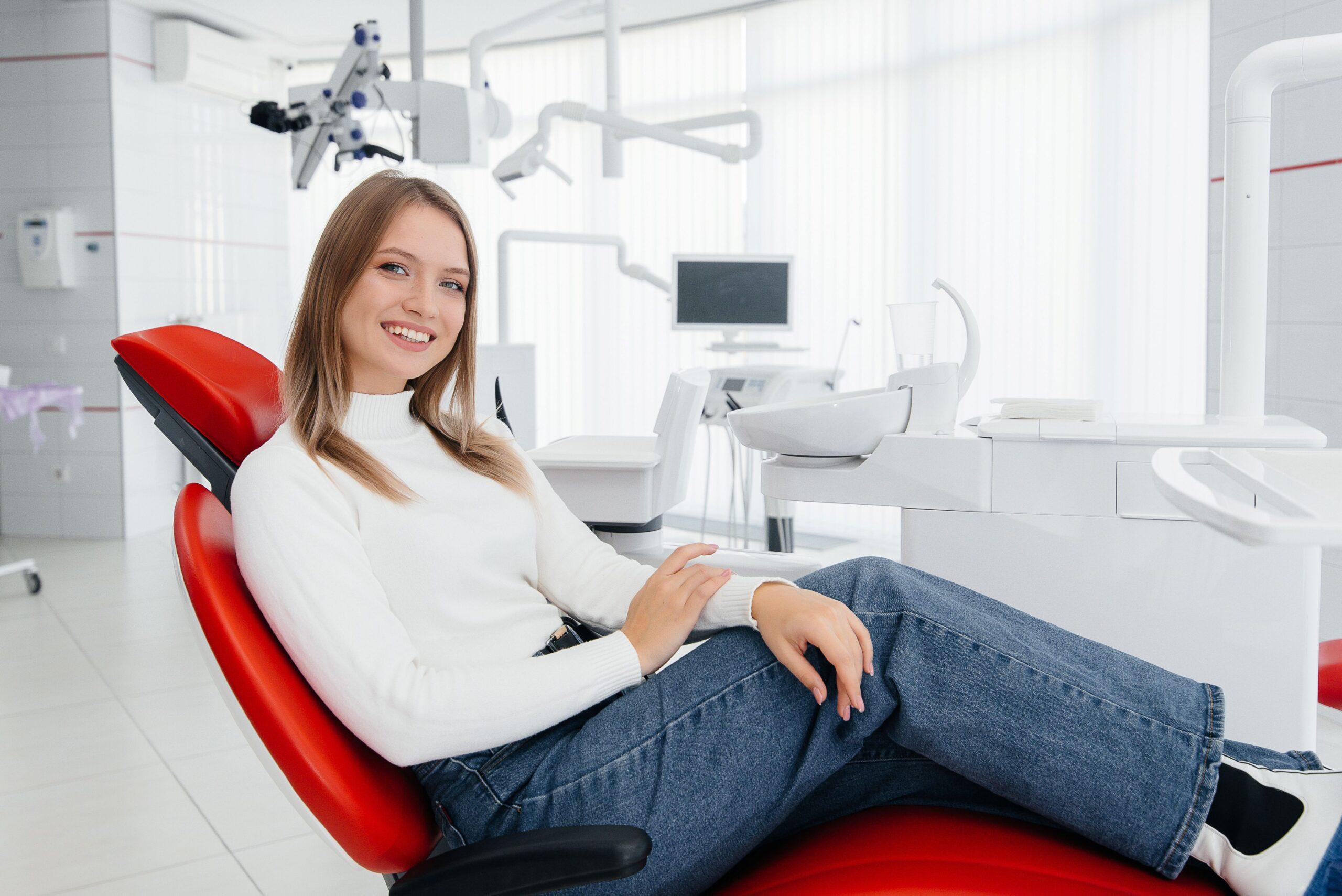 Behandlungsstuhl_patientin_moderne_ausstattung