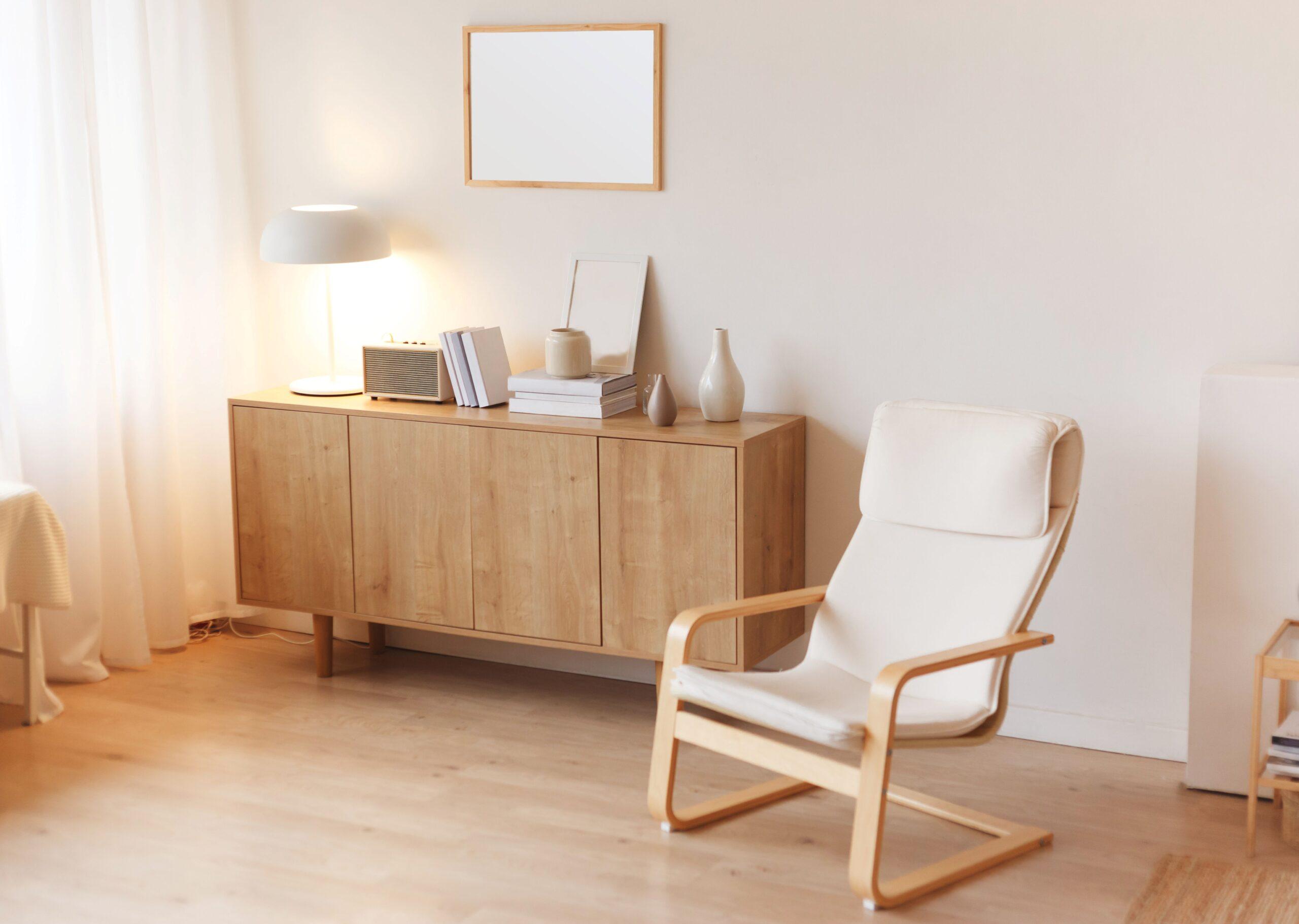 Helles Wohnzimmer mit minimalistischer Holzkommode und skandinavischem Sessel