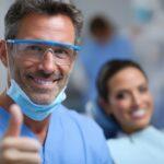 Zahnarzt mit Patientin lächelnd | Blutentnahmestuhl